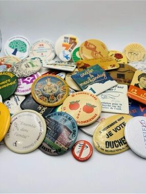 Lot (46) | 1979–1989 Quebec Political & Social Pinback Buttons | French